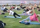 Konak Belediyesi’nin Kordon’daki “Genç Ruh, Mutlu Beden” etkinliği sporseverleri gün batımında buluşturdu