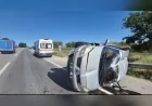 Çorum'da Eskice Köyü Kavşağı'nda kontrolden çıkarak devrilen otomobilde 1 kişi yaralandı