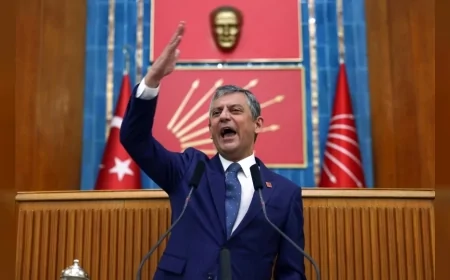CHP LİDERİ ÖZGÜR ÖZEL: “KARA DÜZENİ VE O KARA DÜZENLE İŞBİRLİĞİ YAPANLARI ARKAMIZDA BIRAKARAK MİLLETLE İKTİDAR YÜRÜYÜŞÜNE BAŞLADIK”