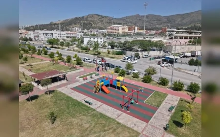 Karşıyaka Belediyesi Park Hamlesi Kapsamında 31 Parkı Yenileyerek İlçe Genelinde Yeşil Alanları Modern Görünüme Kavuşturdu