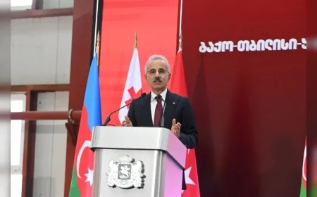 ULAŞTIRMA VE ALTYAPI BAKANI ABDULKADİR URALOĞLU: “BAKÜ-TİFLİS-KARS DEMİRYOLU HATTI KÜRESEL BAĞLANTISALLIĞIN GELECEĞİNİ ŞEKİLLENDİREN STRATEJİK BİR GİRİŞİMDİR”