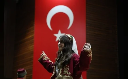Edremit Belediyesi Bağlama Atölyesi Kursiyerleri Şükrü Tunar Kültür Merkezi’nde Müzik Dinletisiyle Sahne Aldı