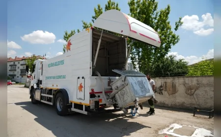 Keçiören’de Çöp Konteynerleri Özel Araçlarla Yıkanarak Düzenli Olarak Dezenfekte Ediliyor