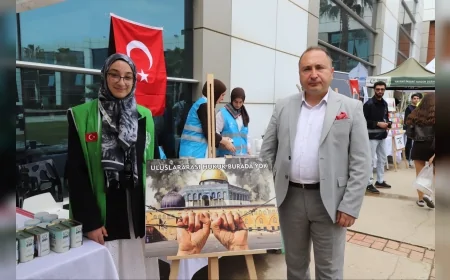 İzmir Bakırçay Üniversitesi’nde Filistin ve Doğu Türkistan İçin Hayır Çarşısı Düzenlendi