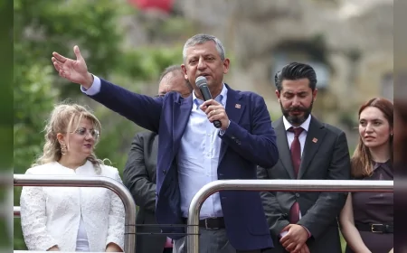 CHP LİDERİ ÖZGÜR ÖZEL: “PARTİMİZDEKİ YÜRÜYÜŞ ADALET İÇİN, ESAS YÜRÜYÜŞ TÜRKİYE’DE SANDIĞI GETİRMEK İÇİNDİR”