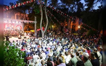 MENTEŞE BELEDİYE BAŞKANI GONCA KÖKSAL ARAS: “ANADOLU'NUN SESİ DENİNCE TÜRKÜLER, NİNNİLER, ZEYBEKLER GELİR” MUĞLA'DA KONSER COŞKUSU