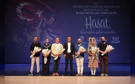 DENİZLİ BÜYÜKŞEHİR BELEDİYE BAŞKANI BÜLENT NURİ ÇAVUŞOĞLU: “BU ŞEHİRDE BİRLİKTE ÜRETMEYİ VE PAYLAŞMAYI BÜYÜTMEK İSTİYORUZ” DEDİĞİ HALK OYUNLARI GECESİ “HASAT” SAHNEDE YOĞUN İLGİ GÖRDÜ