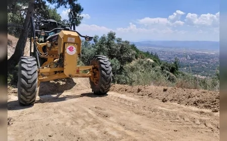Efeler Belediyesi Kırsal Mahallelerde Yol Temizliği ve Tesviye Çalışmalarıyla Üreticinin Ulaşımını Kolaylaştırıyor