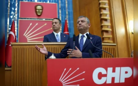 CHP Lideri Özgür Özel: “Bugün buradaki duruş, bu yürüyüş; teslim olmamaktır, direnmektir, ülkenin geleceğini düşünenlerin zaferidir”
