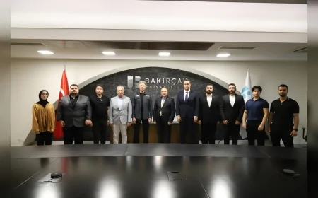 TÜRK KIZILAY İZMİR İL MERKEZİ İLE BAKIRÇAY ÜNİVERSİTESİ ARASINDA ÖĞRENCİLERE YÖNELİK KIZILAY BUTİK İŞ BİRLİĞİ PROTOKOLÜ İMZALANDI
