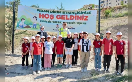 DENİZLİ BÜYÜKŞEHİR BELEDİYESİ ÇEVRE HAFTASINDA YÜZLERCE ZEYTİN FİDANINI TOPRAKLA BULUŞTURDU BAŞKAN ÇAVUŞOĞLU ÇOCUKLARLA GELECEĞE YEŞİL MİRAS BIRAKTI