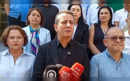 Efeler Belediye Başkanı Anıl Yetişkin meclise mikrofonla girmek isteyince zabıta ile yaşanan müdahale tartışma yarattı