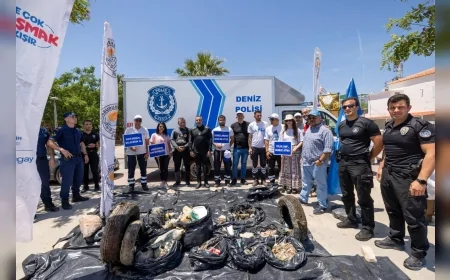 İzmir Büyükşehir Belediyesi öncülüğünde Karaburun’da deniz ve kıyı temizliğinde 750 kilogram atık toplandı