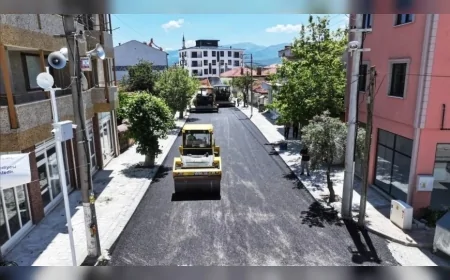 Denizli Büyükşehir Belediyesi Demirciler Caddesi’ni sıcak asfaltla yenileyerek ulaşım konforunu artırıyor