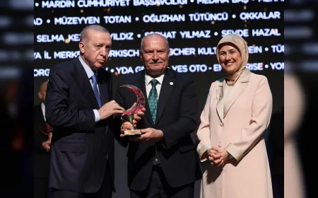 ATO BAŞKANI GÜRSEL BARAN KIZILAY’IN YILIN KAMU KURUMU BAĞIŞÇISI ÖDÜLÜNÜ CUMHURBAŞKANI ERDOĞAN’DAN ALDI
