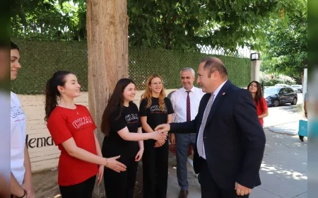 İzmir Bakırçay Üniversitesi Rektörü Prof. Dr. Rasim Akpınar üniversite sınavı öncesinde öğrencilerle kariyer ve tercih sürecini değerlendirdi