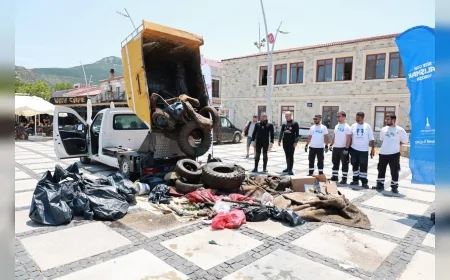 Yeni Foça’da Deniz Dibi Temizliğinde Yüzlerce Kilogram Atık Çıkarıldı