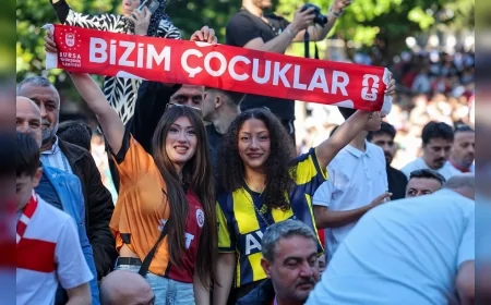 Bursa’da binlerce vatandaş A Milli Futbol Takımı’nın maçını dev ekranlarda omuz omuza takip etti