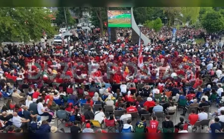 Düzce Millet Bahçesi’nde Milli Maç Heyecanı Binlerce Vatandaşı Aynı Ekran Etrafında Buluşturdu
