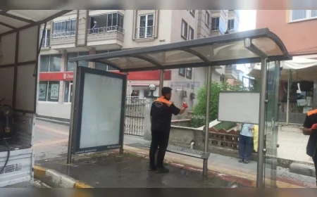 Çorum Belediyesi Kent Genelindeki 475 Otobüs Durağında Temizlik, Bakım ve Onarım Çalışmalarını Sürdürüyor