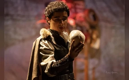 Maltepe Belediye Tiyatrosu’nun “Hamlet” Yorumu Romanya’daki Babel Tiyatro Festivali’nde Ayakta Alkışlandı