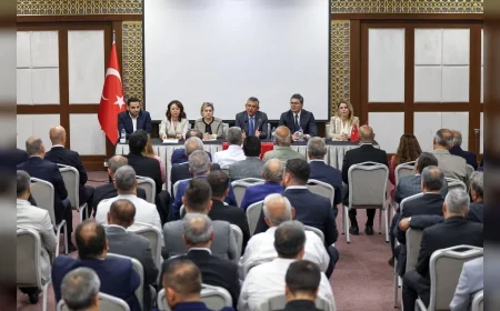 CHP LİDERİ ÖZGÜR ÖZEL: “BURADAKİ İL BAŞKANLARI, PARTİMİZİN İKTİDAR YÜRÜYÜŞÜNÜN İL BAŞKANLARIDIR”
