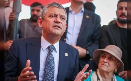 CHP GENEL BAŞKANI ÖZGÜR ÖZEL: “PARTİNİN BAŞINDA SEÇİLMİŞ VE SOKAĞA ÇIKABİLEN BİR GENEL BAŞKAN VAR”