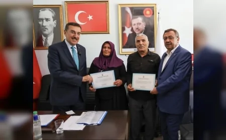 AK Parti Malatya Milletvekili Bülent Tüfenkci ve AK Parti İl Başkanı Ali Bakan Yazıhan’da Teşkilat Mensuplarına Teşekkür Belgelerini Takdim Etti