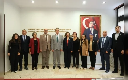 Atatürkçü Düşünce Derneği Genel Başkanı Hüsnü Bozkurt’tan Eskişehir Büyükşehir Belediye Başkanı Ayşe Ünlüce’ye Nezaket Ziyareti