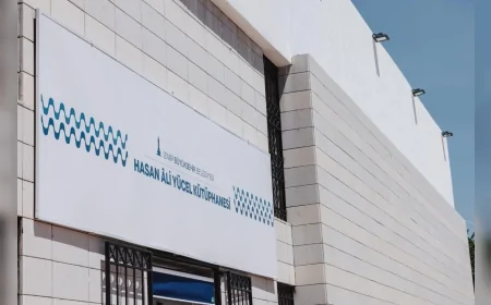 İzmir Büyükşehir Belediyesi’nin Hasan Âli Yücel Kütüphanesi Binlerce Genci Kültürpark’ta Buluşturuyor