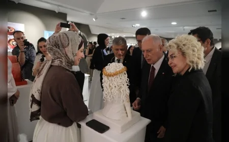 BAŞKENT ÜNİVERSİTESİ GÜZEL SANATLAR ÖĞRENCİLERİNİN YIL SONU SERGİSİ ÇANKAYA’DA AÇILDI VE ÇAĞDAŞ SANATLAR MERKEZİ SANATSEVERLERLE BULUŞTU