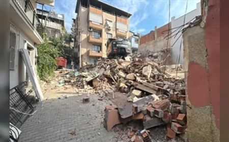 İzmir Büyükşehir Belediyesi Buca Onat Tüneli Etkileşim Alanındaki Hasarlı Yapının Yıkımını Tamamladı