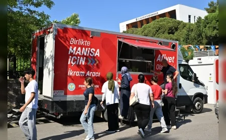 Manisa Büyükşehir Belediyesi YKS Süresince Öğrenci ve Ailelere Su ile Limonata İkram Etti