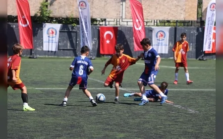 Denizli Büyükşehir Belediyesi U-10 Futbol Ligi’nde şampiyonluk kupasını Tuna Aras Spor kaldırdı