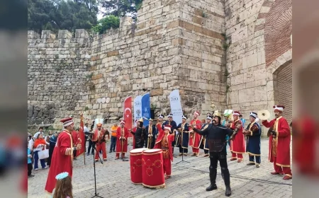 Bursa’nın Fethi’nin 700’üncü Yılında Mehter Coşkusu Saltanat Kapı’da Vatandaşlarla Buluştu