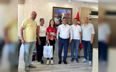 Kamu Kurumları ve Üst Kurullar kapsamında Manisa Gençlik ve Spor İl Müdürü Yunus Öztürk, Balkan İkincisi Nazife Tuncel’i Tebrik Etti