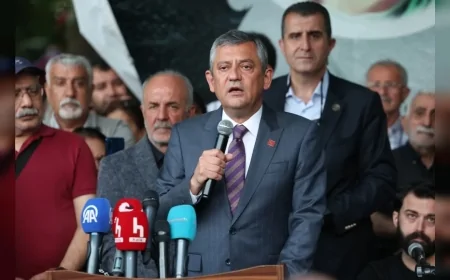 CHP LİDERİ ÖZGÜR ÖZEL: “GEREKİRSE BAŞ VERMEYE AMA BAŞ EĞMEMEYE, HACI BEKTAŞ’IN EKTİĞİ TOHUMA SU VERENLERE YOLDAŞ OLMAYA BİR KEZ DAHA SÖZ VERİYORUM”