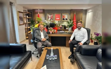 CHP İzmir İl Başkanı Utku Gümrükçü: “102 yıllık koca çınar, milletimizin tek kurtuluş adresidir CHP'ye sahip çıkmak vatana ve Cumhuriyet'e sahip çıkmaktır”