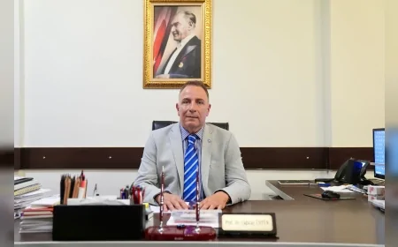 Ege Üniversitesi Tıp Fakültesi Tıp Tarihi ve Etik Anabilim Dalı Başkanı Prof. Dr. Çağatay Üstün: “Yapay zekânın güvenli kullanımına rehberlik edecek eğitici materyaller hazırlamayı hedefliyoruz”
