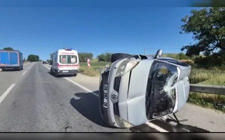 Çorum'da Eskice Köyü Kavşağı'nda kontrolden çıkarak devrilen otomobilde 1 kişi yaralandı