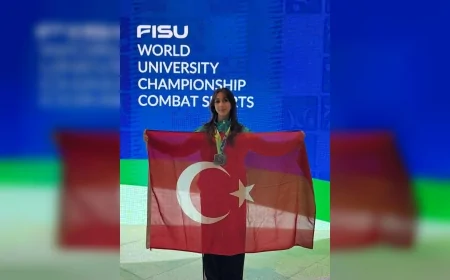 Ege Üniversitesi Öğrencisi Liyne Nisa Akgül: “Ay yıldızlı bayrağımızı ve okulumu kürsüye taşımanın gururunu yaşıyorum”