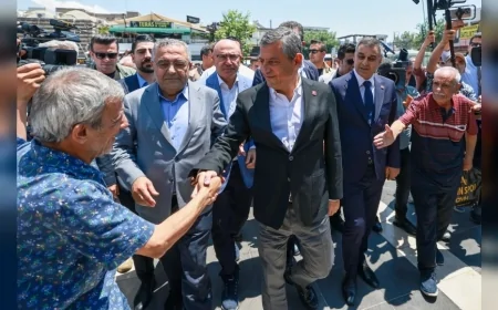 CHP GENEL BAŞKANI ÖZGÜR ÖZEL: “12’NCİ KATTAN AYRILDIĞIMIZDAN BERİ 12 ŞEHİR GEZDİK; KAYYIMLARA KARŞI EN NET DURAN DİYARBAKIR’DAYIZ”
