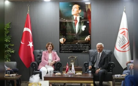 Eskişehir Büyükşehir Belediye Başkanı Ayşe Ünlüce Esnaf Odaları Birliği Başkanı Adnan Karamanlı’ya hayırlı olsun ziyaretinde bulundu