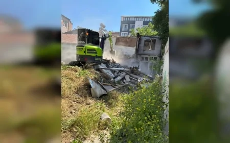 Burdur Belediyesi Can ve Mal Güvenliğini Tehdit Eden Riskli Yapıların Yıkım Çalışmalarını Sürdürüyor