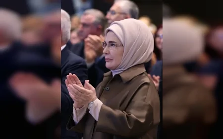 CUMHURBAŞKANI EŞİ EMİNE ERDOĞAN: “AK PARTİ’NİN YENİ YOL HARİTASI MİLLETİMİZE HİZMET YOLCULUĞUNU GÜÇLENDİRSİN”