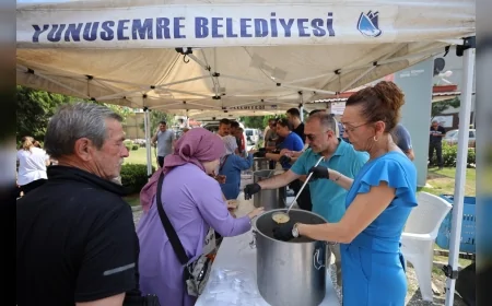 Yunusemre Belediyesi Muharrem ayı boyunca farklı mahallelerde vatandaşlara aşure ikramını sürdürecek