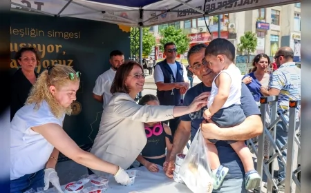 Maltepe Belediye Başkanı Esin Köymen Muharrem ayı kapsamında binlerce vatandaşa aşure ikram etti