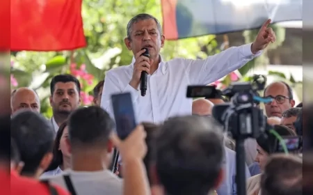 Cumhuriyet Halk Partisi Lideri Özgür Özel: “Ne Partiyi Kaderiyle Baş Başa ve Seçilmemişlerde Bırakırız Ne de Erdoğan’ı İktidarda Tutmak İsteyenlerin Planlarının Parçası Oluruz”