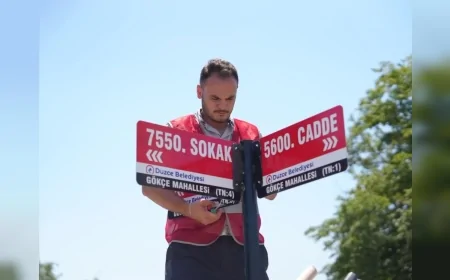 Düzce Belediyesi Gökçe Mahallesi’nde Durak ve Sokak Tabelası Taleplerini Karşıladı