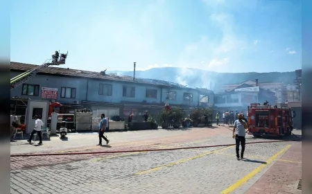Bursa Büyükşehir Belediyesi Kayhan Mahallesi’ndeki İş Yeri Yangınına Hızlı Müdahaleyle Alevleri Kontrol Altına Aldı